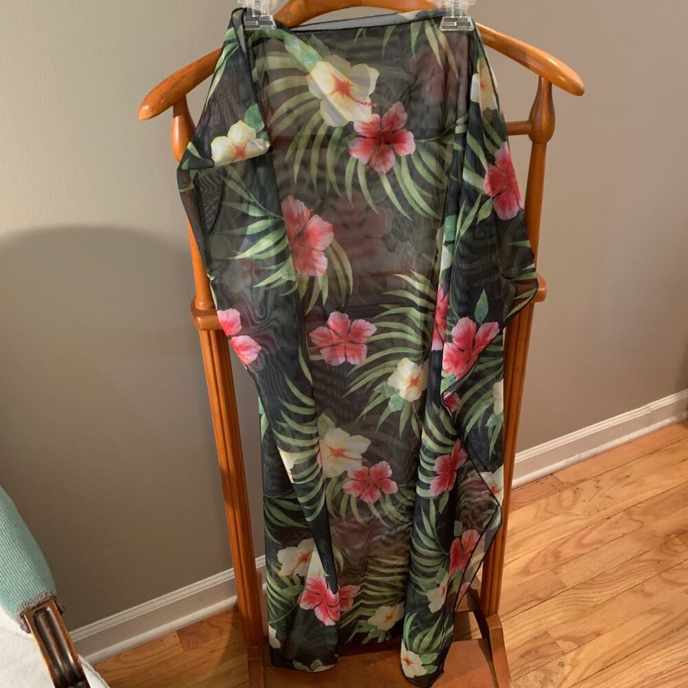 *HP* Beautiful flowery sheer beach cover up.